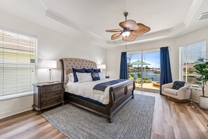 3 slaapkamers, een bureau, een strijkplank/strijkijzer, reisbedje