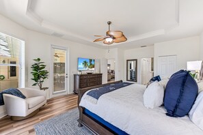 3 bedrooms, desk, iron/ironing board, travel cot - New Seasonal Casa Linda – Gulf Access, Heated Pool & Spa Retreat! (Cape Coral)