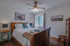 3 bedrooms, iron/ironing board, travel cot, free WiFi - Home with a Mountain View above the Angel Fire Golf Course (Angel Fire)