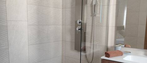 淋浴設備、風筒、提供毛巾