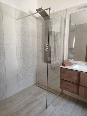 Dusche, Haartrockner, Handtücher, Toilettenpapier
