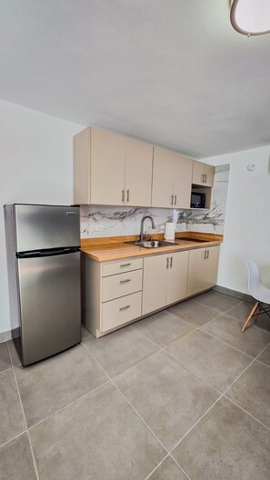 Fridge, microwave, stovetop, coffee/tea maker
