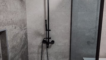 Een douche, een haardroger, handdoeken, zeep