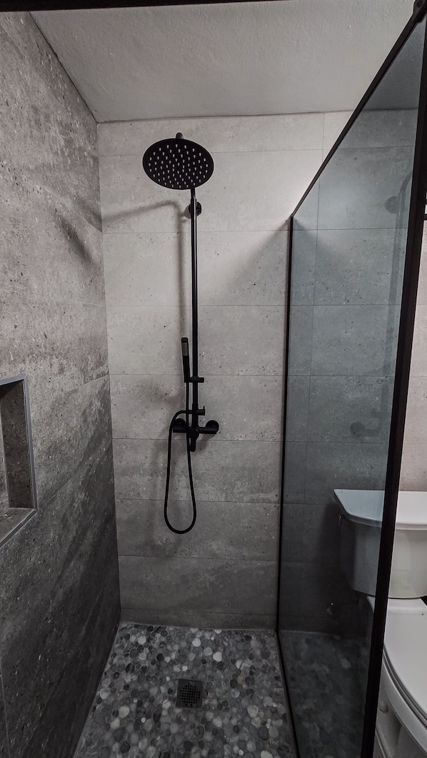 Douche, séchoir à cheveux, serviettes fournies, savon