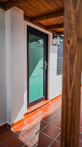 Private Colonial w/ Modern twist 2 BR w/Pkng & Laundry