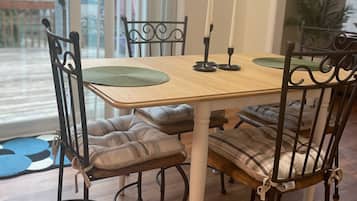 Rumah Keluarga | Dapur pribadi | Lemari es besar, microwave, oven, dan kompor