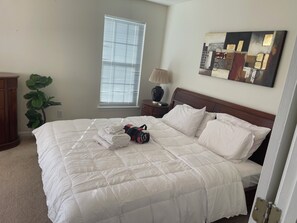 3 bedrooms, desk, laptop workspace, free WiFi - Perfect Short-Term Rental  (Charlotte)