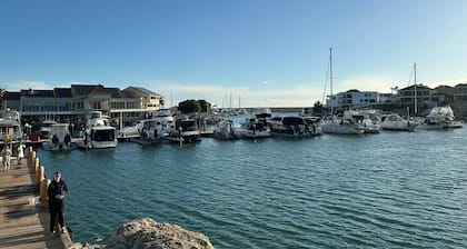 Coast Luxury Modern Retreat (3bdr - 3 bath)