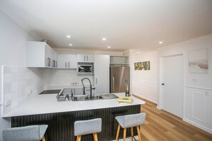 Kjøleskap, mikrobølgeovn, ovn og kokeplater