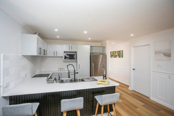 Frigorífico, microondas, horno y placa de cocina