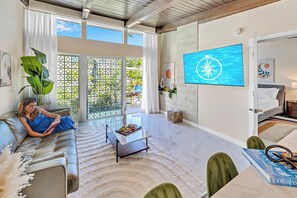 Een smart-tv, boeken en een stereo