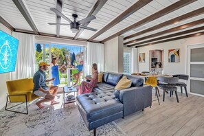 Een smart-tv, boeken en een stereo