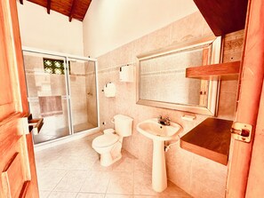 캐빈, 침실 4개, 흡연, 전용 수영장 | 욕실