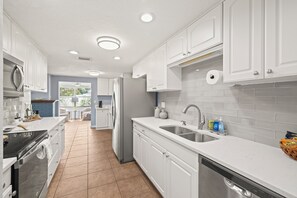 Frigorífico, microondas, horno y lavavajillas