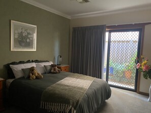 3 makuuhuonetta, silitysrauta/-lauta, Wi-Fi, vuodevaatteet