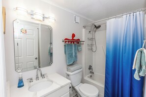 Séchoir à cheveux, serviettes fournies, savon, papier de toilette