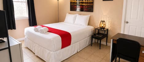 Chambre, 1 grand lit | Bureau, Wi-Fi gratuit, draps fournis