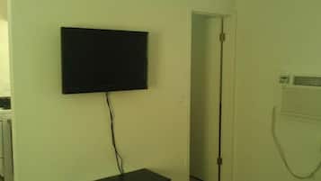 Room, 1 King Bed, Non Smoking | Free WiFi, bed sheets
