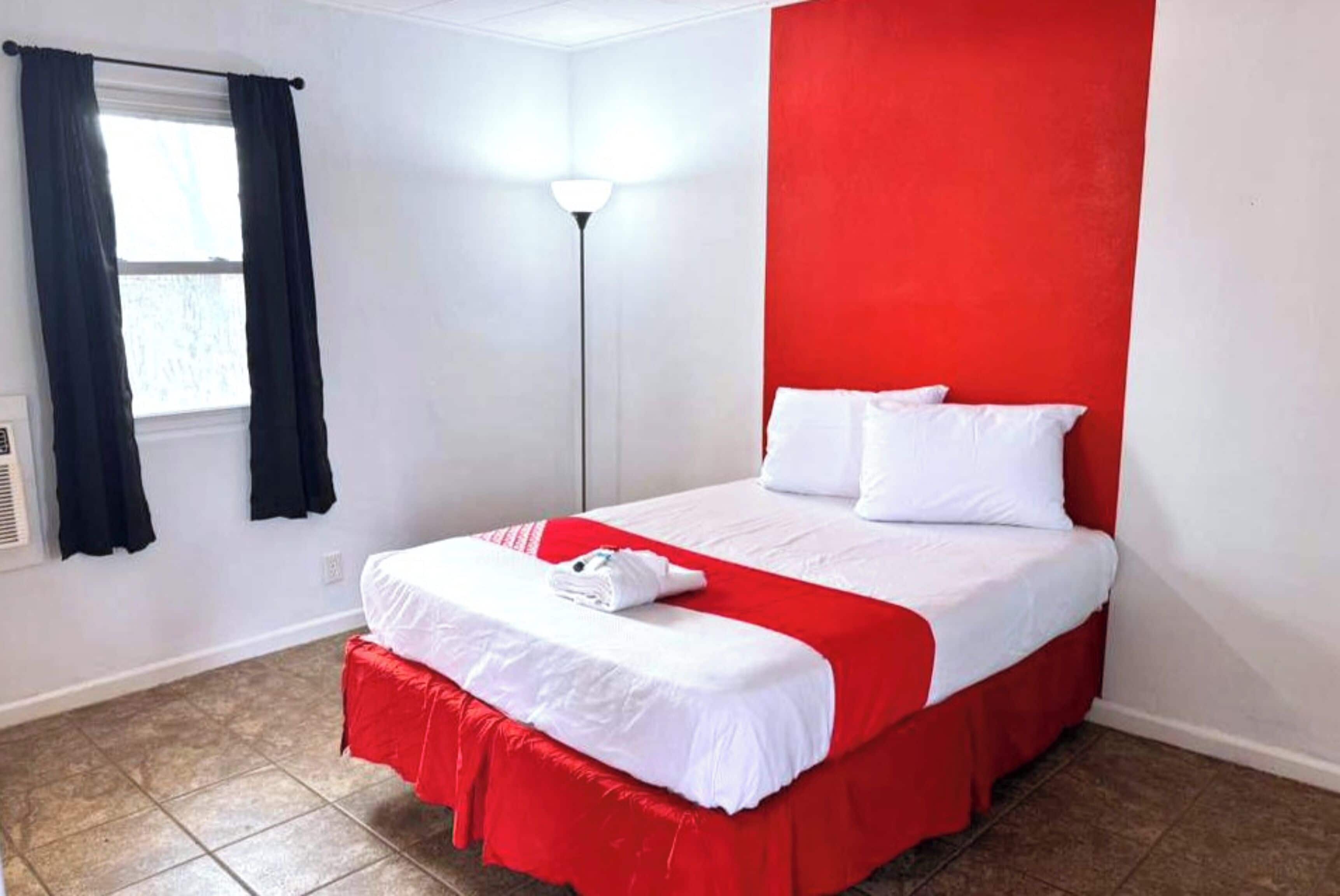 Room, 1 Queen Bed, Smoking | Free WiFi, bed sheets