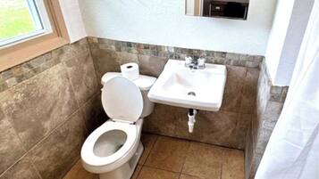 客房, 1 张大床, 吸烟房 | 浴室 | 免费洗浴用品、吹风机、毛巾