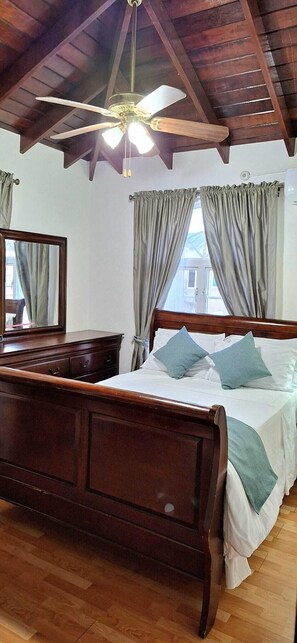 5 bedrooms, iron/ironing board, internet, bed sheets