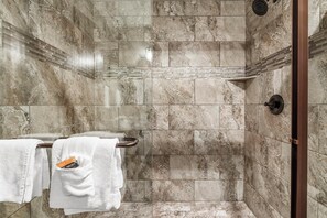 Douche, sèche-cheveux, serviettes fournies