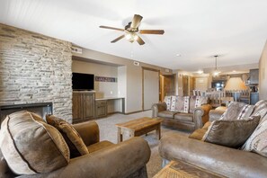 Smart TV, fireplace, DVD player - 2 BD/2BA Lake Condo with Resort Amenities and Ticket Discounts (Branson)