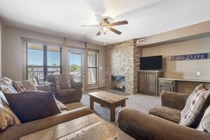 Smart TV, fireplace, DVD player - 1Bd Lake Condo with Resort Perks and Ticket Discounts- Swim, fish and Kayak! (Branson)