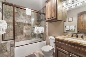 Shower, hair dryer, towels - 2 BD Lake Condo, Ticket Discounts, Resort perks (Branson)