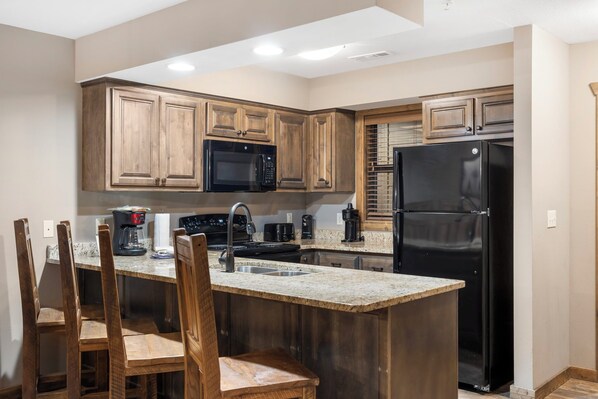 Fridge, microwave, oven, stovetop - 2 BD Lake Condo, Ticket Discounts, Resort perks (Branson)