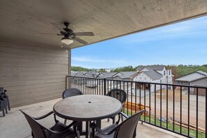 Outdoor dining - 2 BD Lake Condo, Ticket Discounts, Resort perks (Branson)