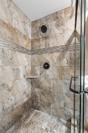 Douche, sèche-cheveux, serviettes fournies