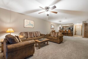 Smart TV, fireplace, DVD player - 1 Bed, sleeps 6, Lake Access, Swim, Fish, Kayak (Branson)