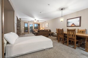 1 bedroom, iron/ironing board, free WiFi, bed sheets - 1 Bed, sleeps 6, Lake Access, Swim, Fish, Kayak (Branson)