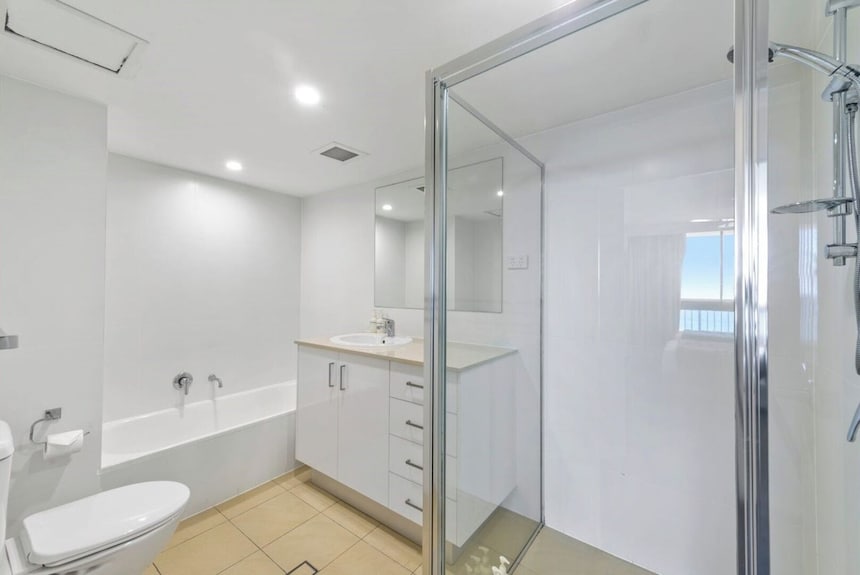 Oceanfront Beach View 2br W/parking And 2 Min Tram - Surfers Paradise