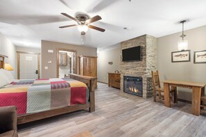 1 bedroom, iron/ironing board, free WiFi, bed sheets - Foliage + Lake View - Newly Renovated Studio Suite (Branson)