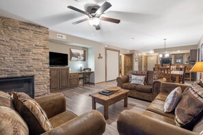 Smart TV, fireplace, DVD player - 1 BD Lake Condo, Discount Tickets, Resort Perks and Free use of Kayaks (Branson)
