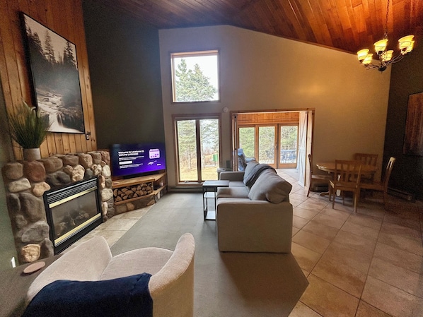 Smart TV, fireplace