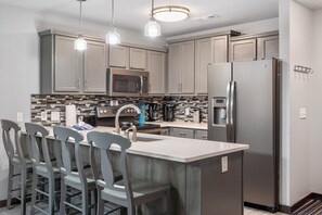 Køleskab, mikrobølgeovn, ovn, kogeplade