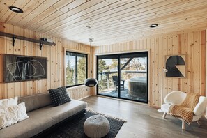 TV, fireplace, books - Slopes/ Views/ Hot Tub /Privacy / Style (Big Bear Lake)