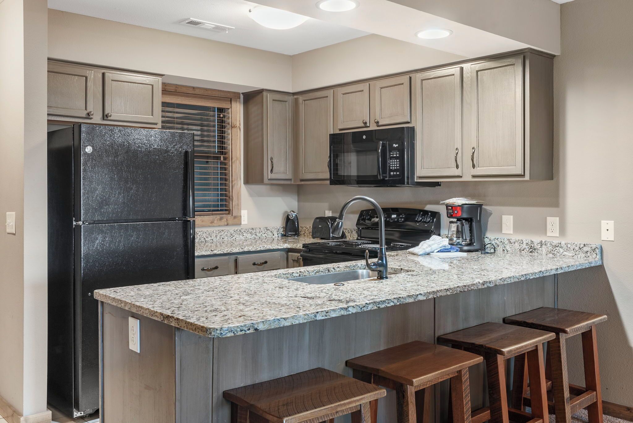 Coffee/tea maker, fridge, microwave, oven