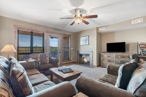 Smart TV, fireplace, DVD player - Lovely Lakeview Condo - Seasonal Saltwater Pool (Branson)