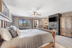 1 bedroom, iron/ironing board, free WiFi, bed sheets - 1 Bedroom Lake Condo, sleeps 3, Resort Perks, Ticket/Golf Deals (Branson)