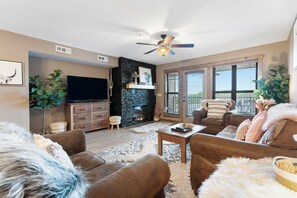 Smart TV, fireplace, DVD player - 1 BD Lake Condo, Sleeps 6, Golf and Ticket Discounts, Resort Amenities (Branson)