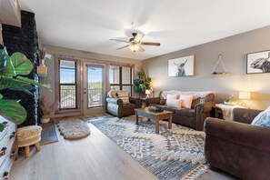 Smart TV, fireplace, DVD player - 1 BD Lake Condo, Sleeps 6, Golf and Ticket Discounts, Resort Amenities (Branson)