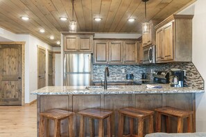 Refrigerador, microondas, horno, placa de cocina