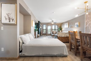 1 bedroom, iron/ironing board, free WiFi, bed sheets - 2 bed lake condo, Resort Amenities, Ticket & Golf Discounts, just 2 minutes to Silver Dollar City (Branson)