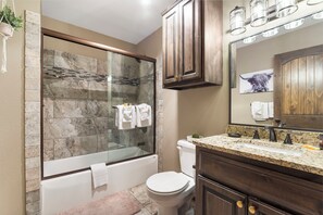 Douche, sèche-cheveux, serviettes fournies