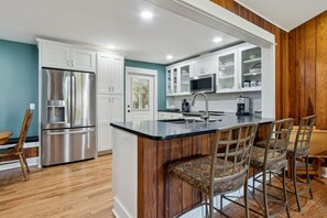 Fridge, microwave, oven, stovetop - Historic Downtown: Dining, Shops, Ferry Steps Away (Saint Marys)