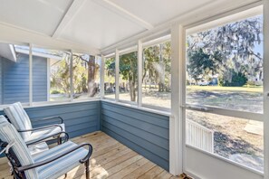 Terrace/patio - Historic Downtown: Dining, Shops, Ferry Steps Away (Saint Marys)